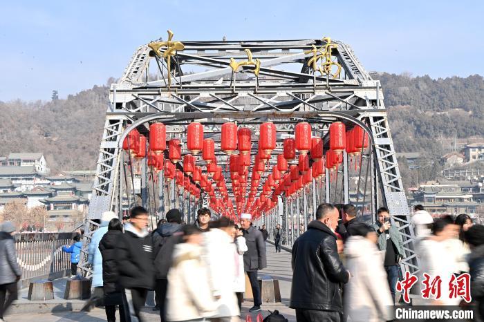 1月30日，装扮一新的中山桥为即将到来的新春佳节增添节日氛围。九美旦增摄</p><p>