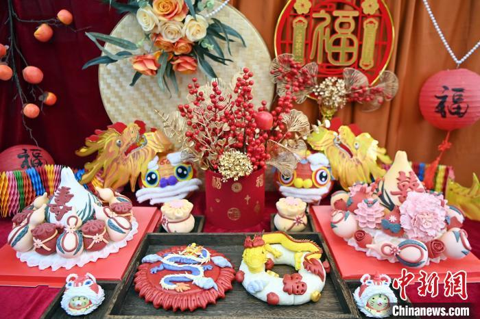 1月25日，春节临近，兰州一花馍店“龙”元素花馍热销。图为展出的“龙”元素花馍。九美旦增 摄