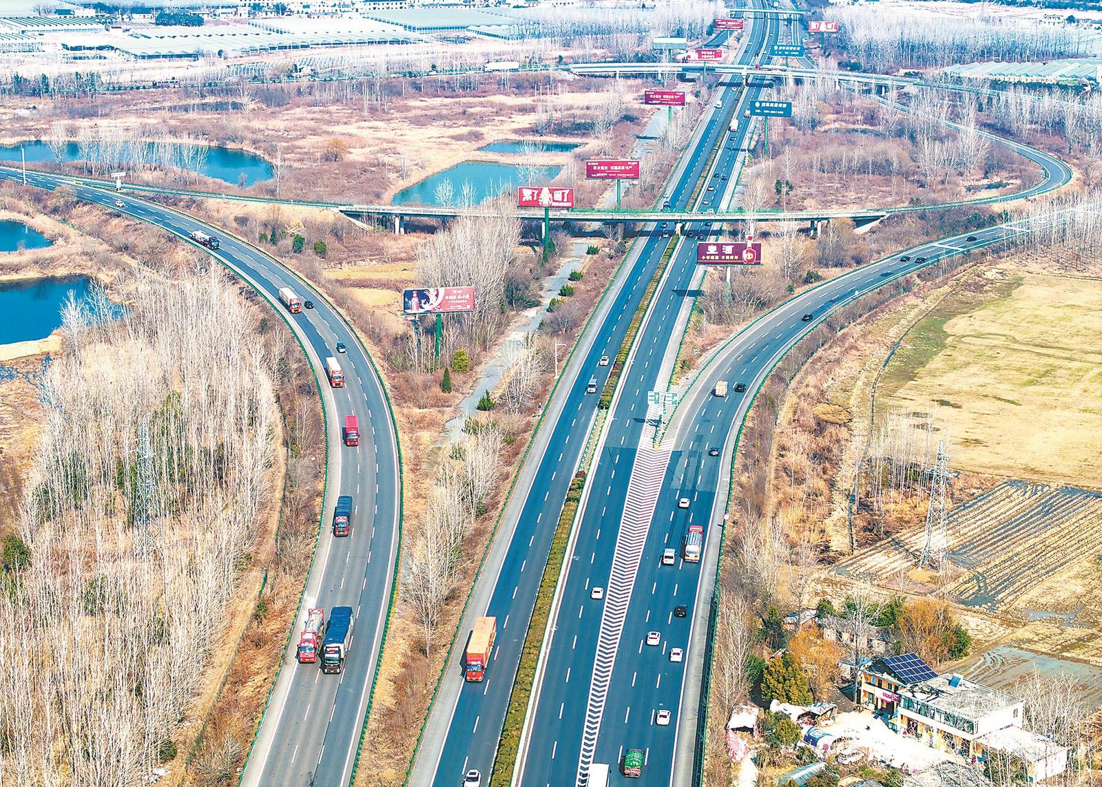 1月28日,在合肥市肥东县境内公路上,货运车辆穿梭往来。近年来,合肥市不断加大基础设施建设,完善提升城区“环+放射+方格网”路网结构,畅通物流大循环,推动产业发展。通讯员 王尚云 摄