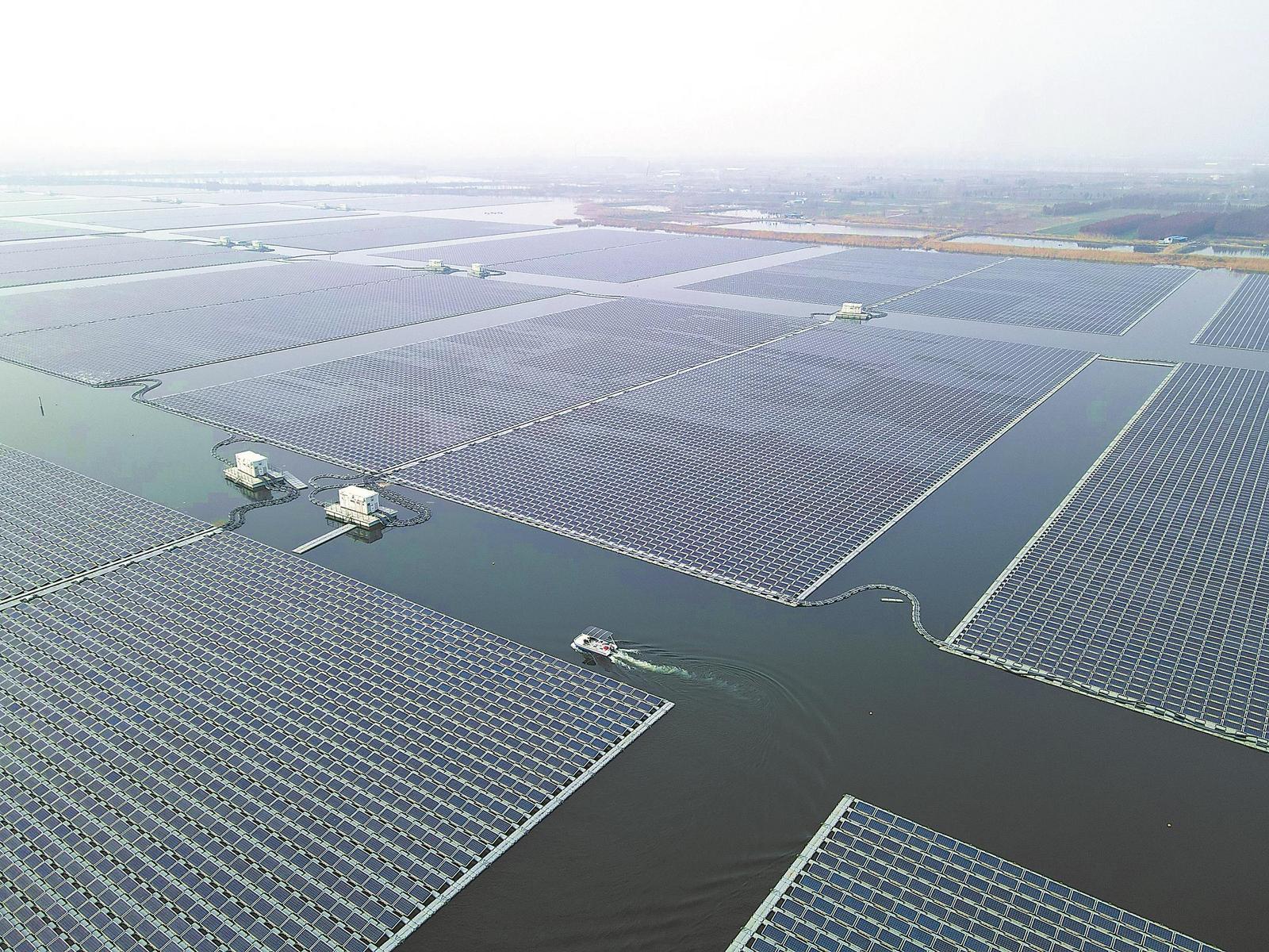 1月30日,凤台县新集镇京能集团安徽两淮领跑者100MW光伏电站,运检人员进行巡检作业。近年来,淮南市因地制宜,充分利用采煤沉陷区建设“渔光互补”项目,助力碳达峰、碳中和,实现生态效益、经济效益、社会效益等多嬴。 通讯员 方 好 摄