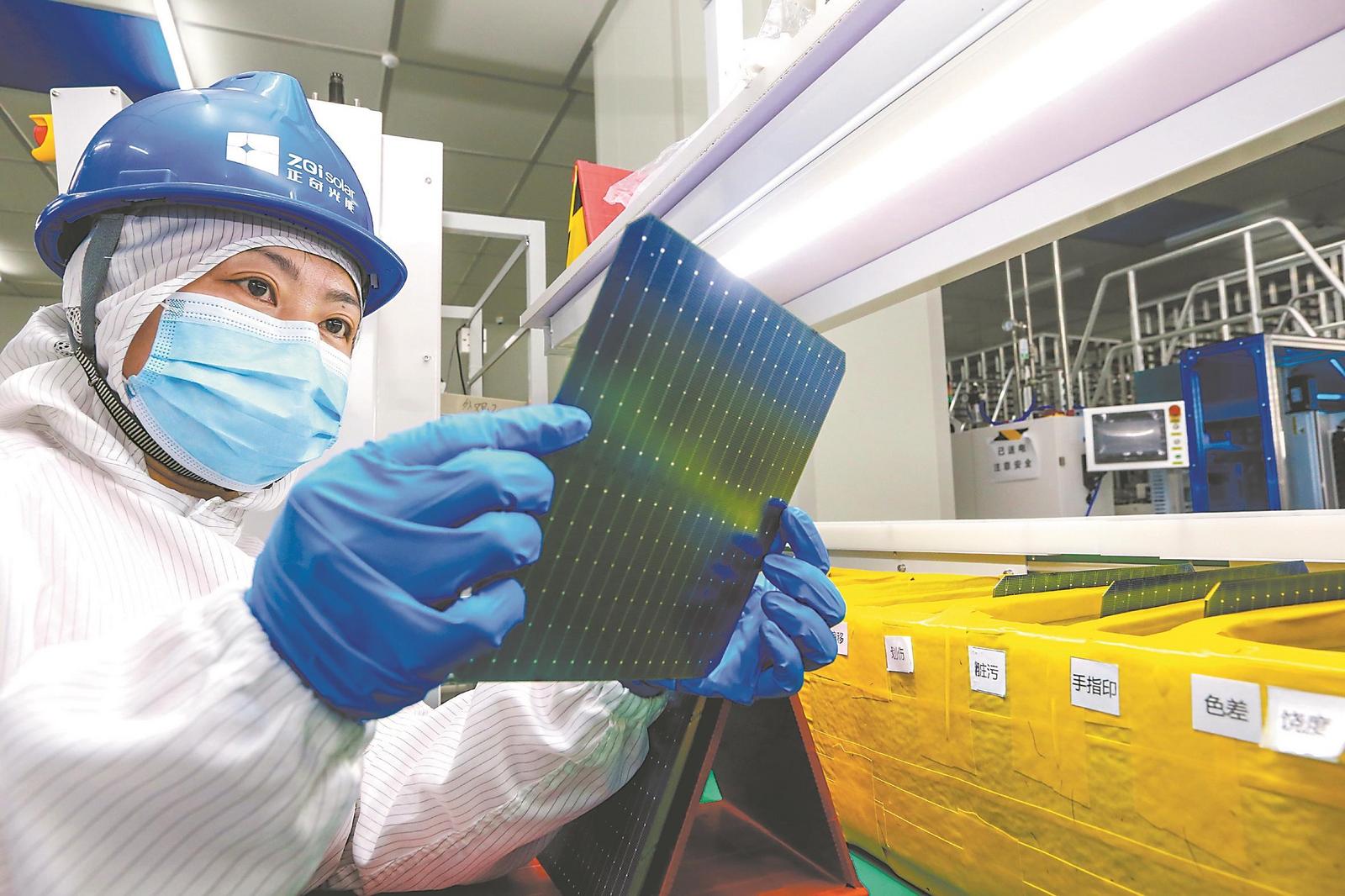 日前,马鞍山经开区正奇光能高效电池片项目自动化生产线上,工人们忙着赶制高效晶硅光伏电池产品。该项目全面建成后,年产值将超200亿元。特约摄影 王文生 通讯员 姜学保 摄