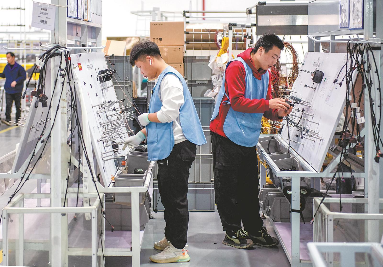 1月31日,位于来安经济开发区内的滁州科世科汽车部件有限公司的生产车间里,工人们铆足干劲赶制订单,全力冲刺全年生产目标任务,奋力实现首季“开门红”。通讯员 吕 华 摄