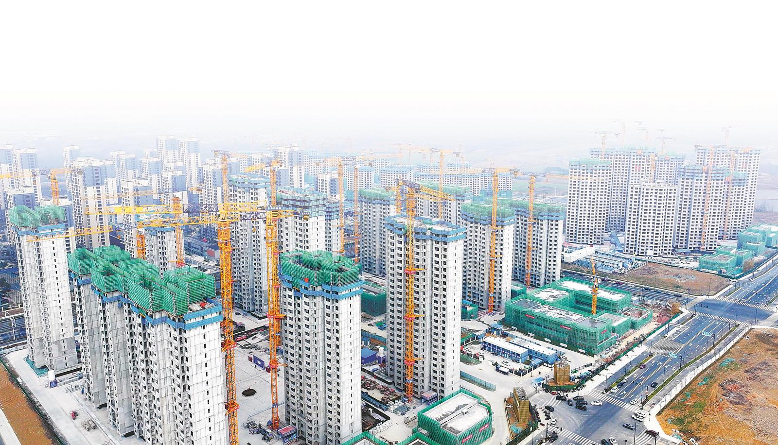 1月30日,俯瞰合肥市新站高新区鹤翔园四期安置房项目。该项目总建筑面积约34.4万平方米,包括22栋住宅、幼儿园以及配套商业,目前单体住宅已全面封顶,建成后将提供2384套安置房。通讯员 张敏 摄