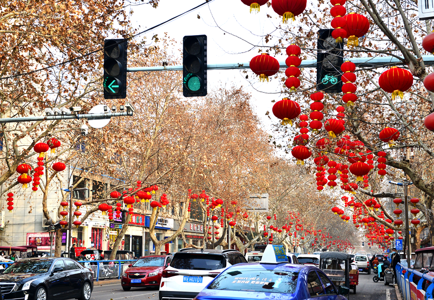 汝州市街头已挂起红灯笼，弥漫着浓浓的年味。宋乐义摄