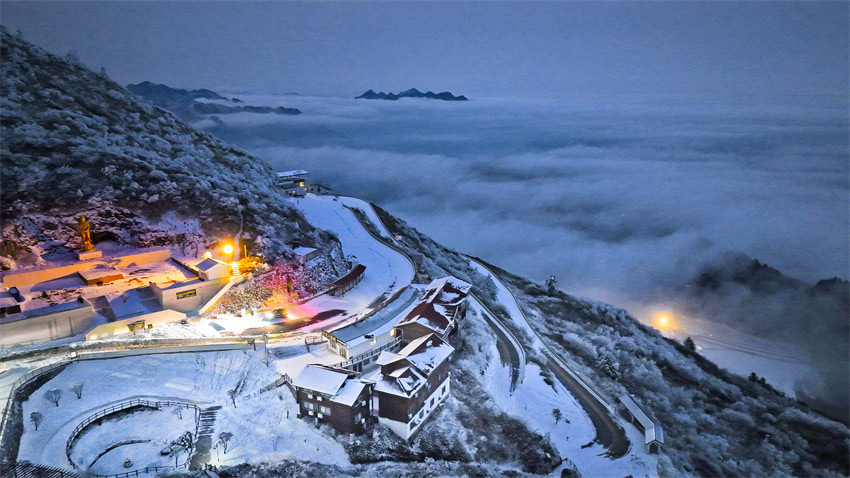 夜雪明灯八台山。石仲摄