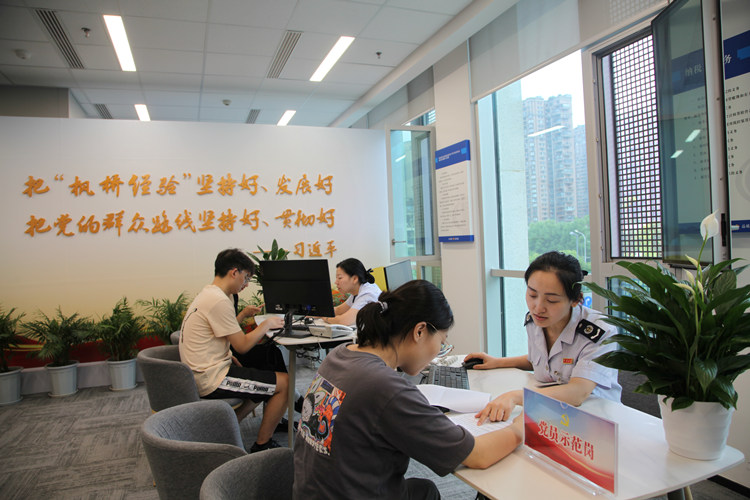 税务干部为纳税人缴费人办理业务。成都市税务局供图
