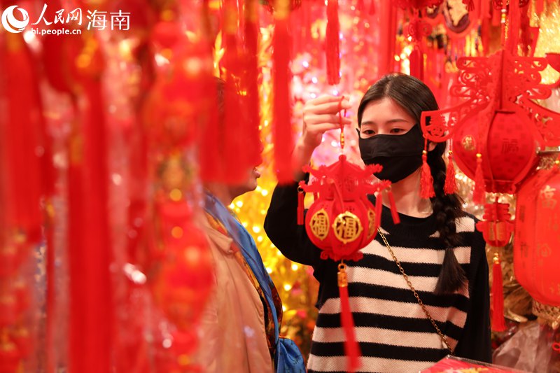 市民选购红灯笼。 人民网记者 孟凡盛摄