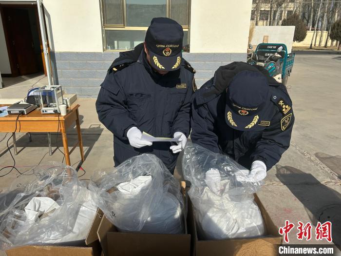 图为兰州海关所属酒泉海关关员对出口种子开展现场查验。(资料图)李昊刚 摄 图为兰州海关所属酒泉海关关员对出口种子开展现场查验。(资料图)李昊刚 摄