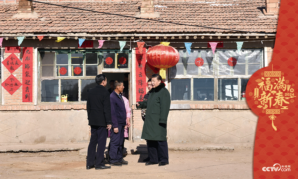 2017年01月24日,习近平总书记在河北省张家口市张北县小二台镇德胜村村民徐学海家中看望。