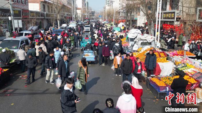 2月8日，民众在积石山县吹麻滩镇的集市上购买年货，迎接中国农历新年的到来。九美旦增 摄