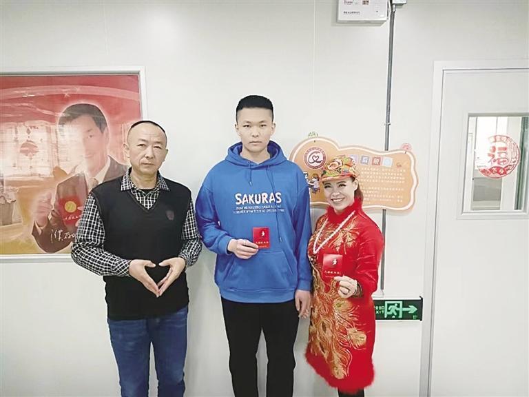 瞧这一家子！真棒！他们连续十年 春节期间无偿献血