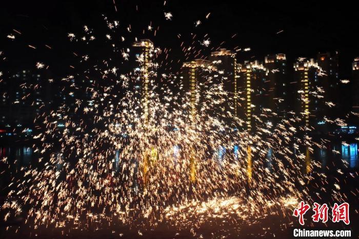 “过年打铁花”是临夏州永靖县的民俗传统。这项民俗表演，其实有着硬核技术作支撑，那就是入选国家级非遗的“永靖王氏生铁冶铸技艺”。侯奇志 摄</p>
<p>