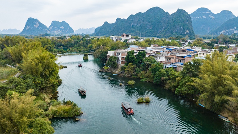 峒那屿湾景区内,游客乘船观赏黑水河沿岸秀美风光。周桂芬摄
