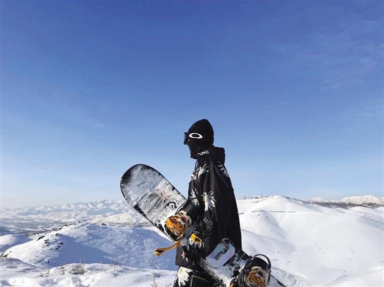 虽小贵却“上头” 年轻人趋之若鹜滑雪经济越来越旺