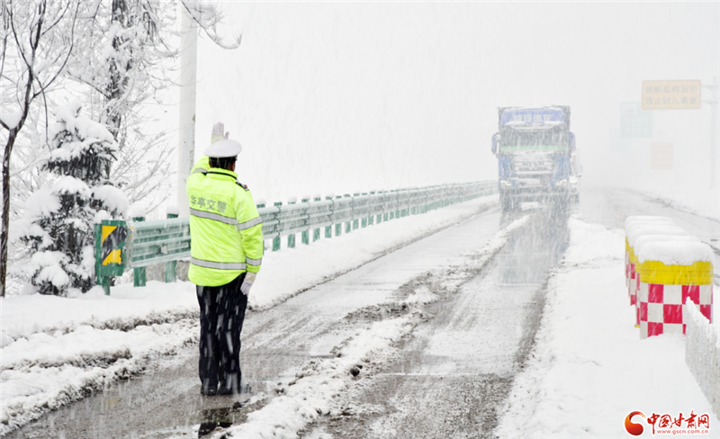 受雨雪影响 甘肃部分路段实施临时交通管制