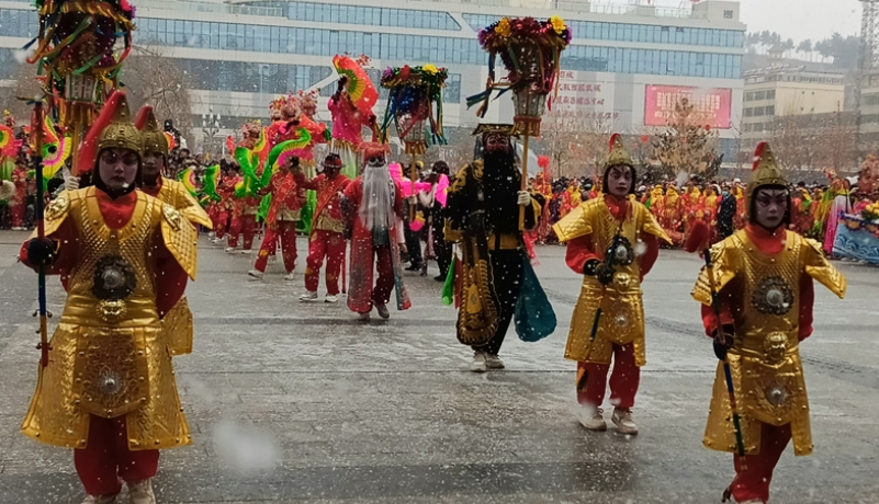 【网络中国节·春节】和政县秧歌齐聚县城展演：瑞雪逢新春 民俗精彩多