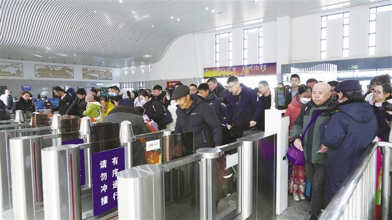 确保雨雪天气下铁路运输安全兰州铁路局全力保障旅客出行