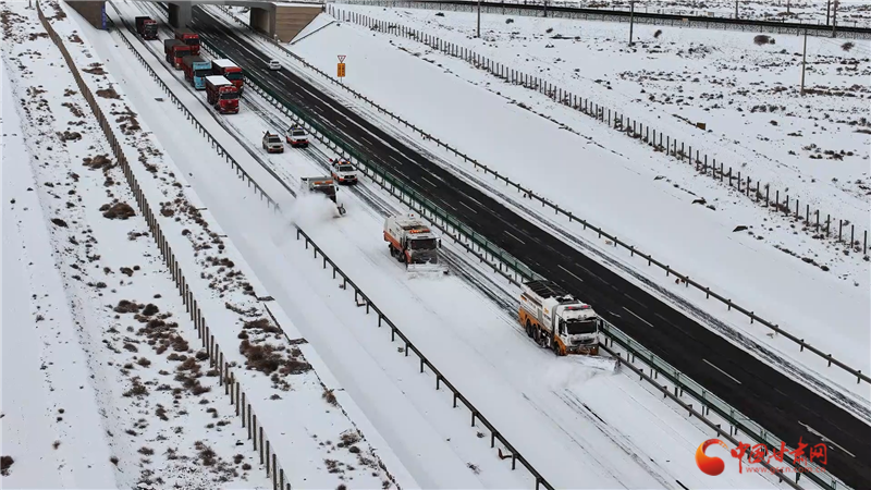 除雪保畅 甘肃省公路部门全力应对降雪天气