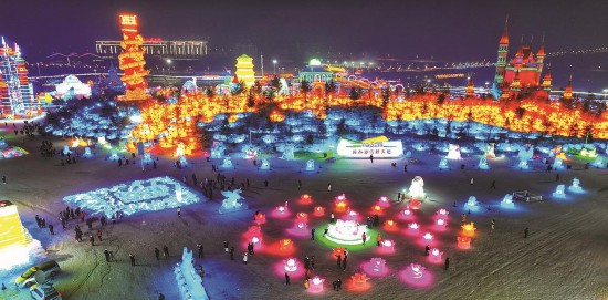 元宵节当天,长春冰雪新天地举办“莲花冰灯会”。一朵朵绽放的冰雕莲花绚丽夺目,一座座栩栩如生的冰雕惹人喜爱,把这个元宵节衬托得更加多姿多彩。