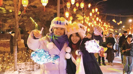 长白春雪正当时,正月十五,长白山二道白河镇云顶市集游人摩肩接踵。大家看烟花,赏冰雪,欢度元宵佳节。