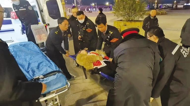 暖心!车站上演15分钟紧急救助