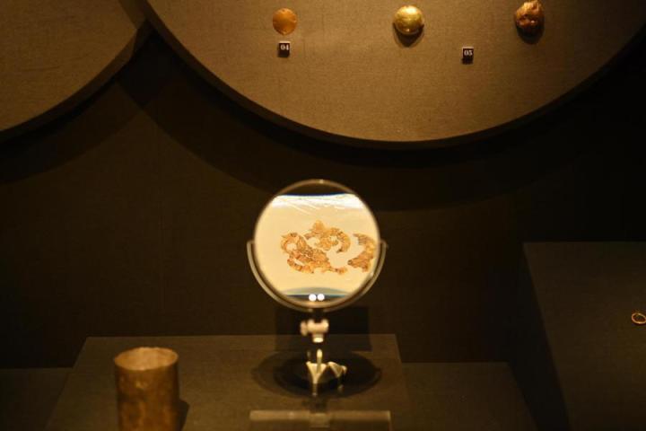张家川县马家塬车舆博物馆展陈的马家塬遗址出土的金饰。李亚龙 摄　