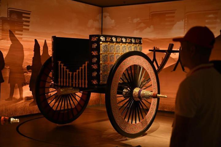 张家川县马家塬车舆博物馆内，游客参观等比例的战国西戎车舆复制品。李亚龙 摄