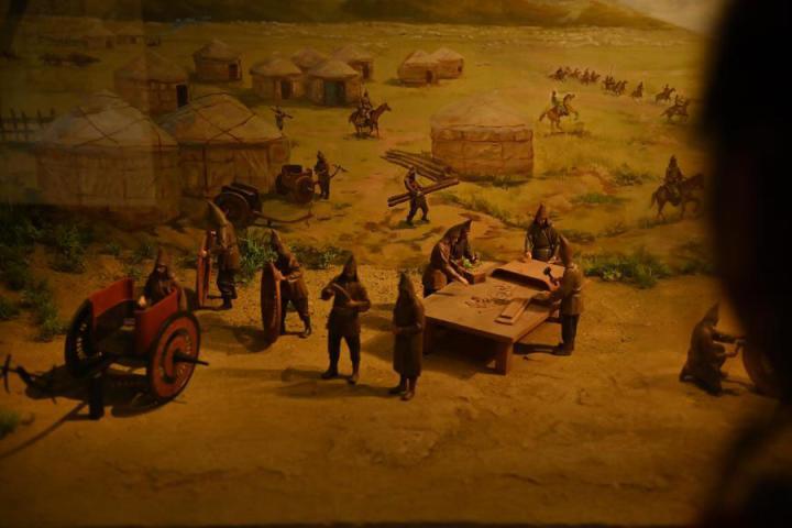 在张家川县马家塬车舆博物馆展陈的关于战国西戎车舆制作过程的模型。李亚龙 摄