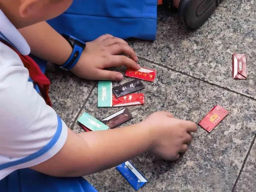 中新网评：孩子拍“烟卡”，不能止于“一禁了之”