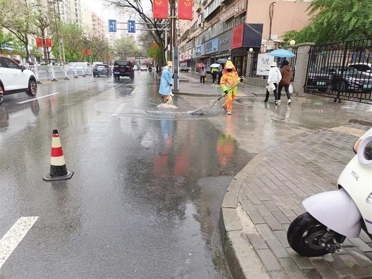 兰州市城管委组织开展道路推水清淤工作