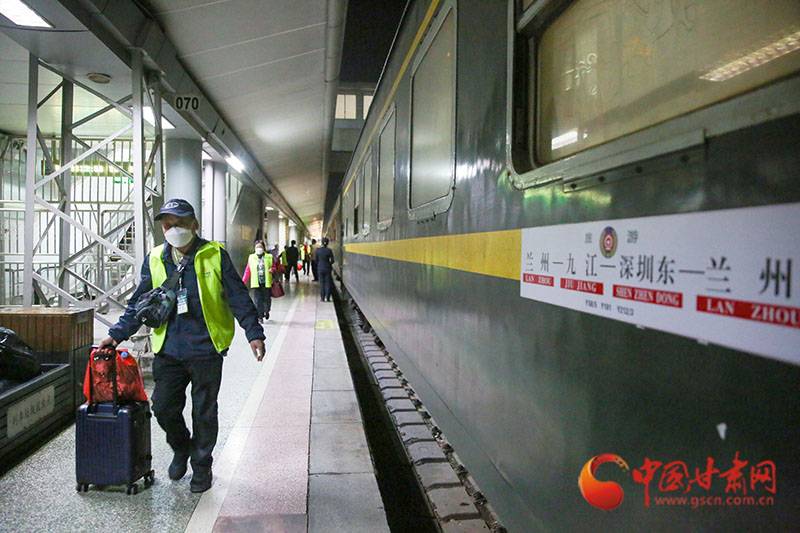 甘肃开行首趟“港珠澳”旅游专列