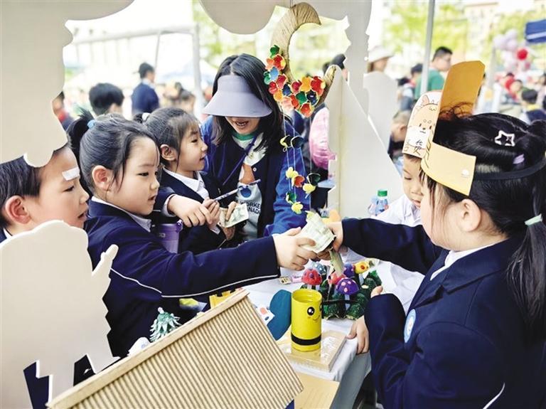 牟家庄小学“闲鱼创意集市”开市废旧物品变身艺术品