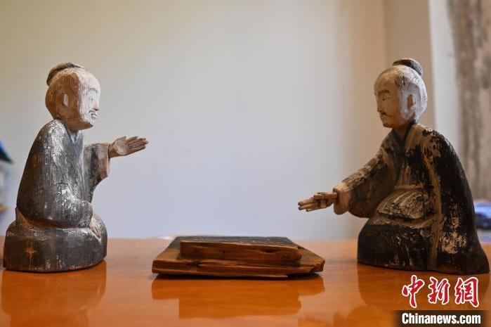 近日拍摄的甘肃省博物馆馆藏国宝级文物汉代彩绘木六博俑。　中新社记者 李亚龙 摄