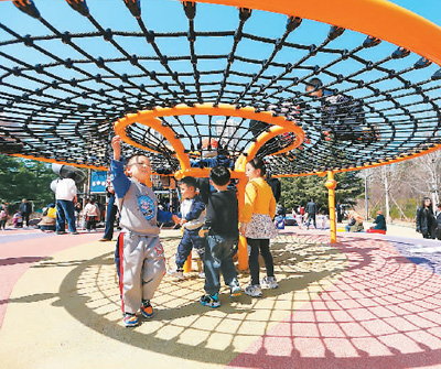 山东省青岛市即墨区在推进城市更新过程中，针对全民健身需求，因地制宜打造健身场所，让市民“推窗见绿、出门入园”。图为近日，儿童在即墨区通济街道一处“口袋公园”游玩。  梁孝鹏摄（人民视觉）