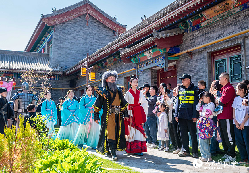 5月1日,游客在呼和浩特市玉泉区塞上老街旅游休闲街区观看“千秋昭君塞上情”沉浸式文旅演艺。丁根厚摄