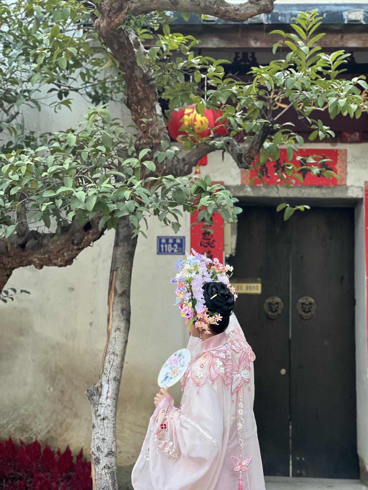 福建泉州,头戴簪花的游客正拍照留念。人民网 欧阳易佳摄