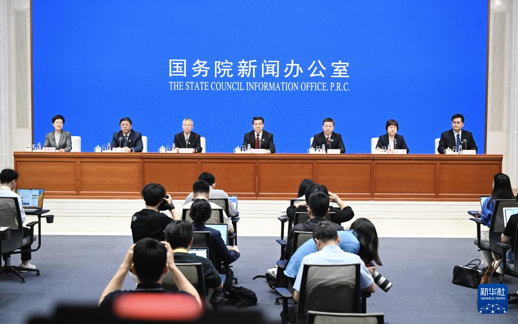 5月8日,国务院新闻办公室在北京举行新闻发布会,国务院第一次全国自然灾害综合风险普查领导小组办公室主任郑国光和应急管理部综合减灾和改革协调司司长吕红频,水利部水旱灾害防御司负责人尚全民,中国气象局预报与网络司司长梁丰,国家林业和草原局森林草原防火司司长樊华,国务院第一次全国自然灾害综合风险普查领导小组办公室评估组组长、北京师范大学教授汪明介绍第一次全国自然灾害综合风险普查工作和公报有关情况,并答记者问。新华社记者 陈晔华 摄
