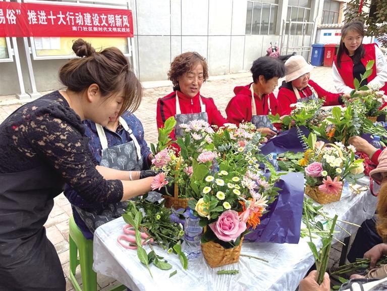 感恩母亲节 花香飘南门 兰州安宁区南门社区举办母亲节插花活动