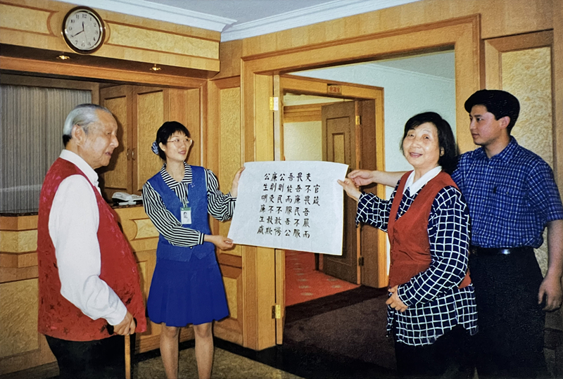 1999年3月,习仲勋欣赏齐心的书法作品《官箴》。
