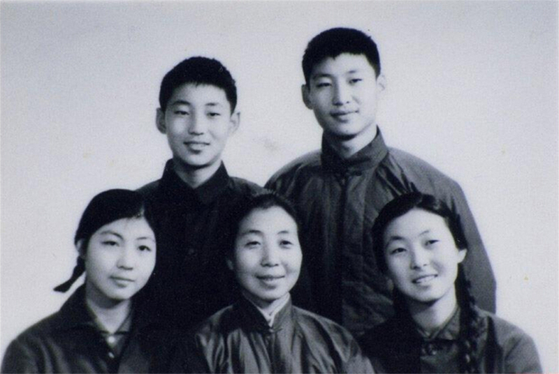 1972年冬,齐心和子女们。前排右起:齐桥桥、齐心、习安安。后排右起:习近平、习远平。