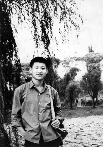 这是1972年,插队回京探亲时的习近平。