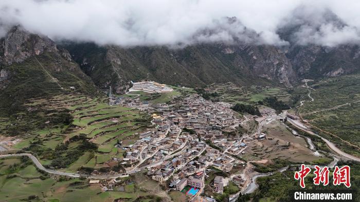 5月11日，雨后的甘肃扎尕那景区云雾缭绕，群山环抱，藏式村落掩映其中，构成独特的人文和自然景观。九美旦增 摄