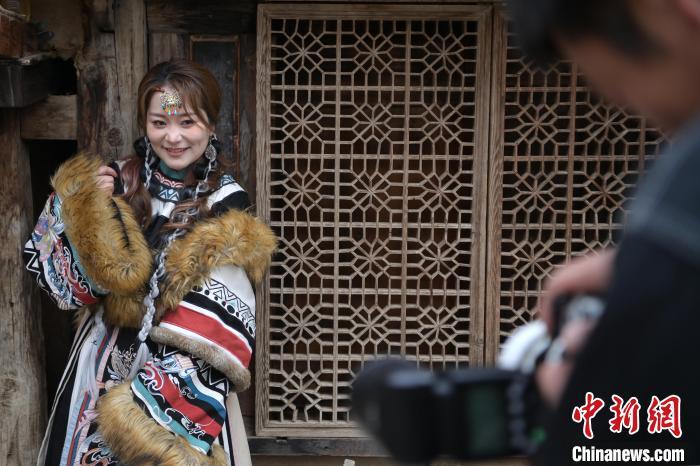 5月11日，身着藏族服饰的游客正在扎尕那景区进行旅拍。九美旦增 摄