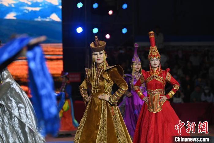 图为开幕式现场蒙古族服饰秀。李亚龙 摄</p>
<p> 图为开幕式现场蒙古族服饰秀。李亚龙 摄</p>
<p>
