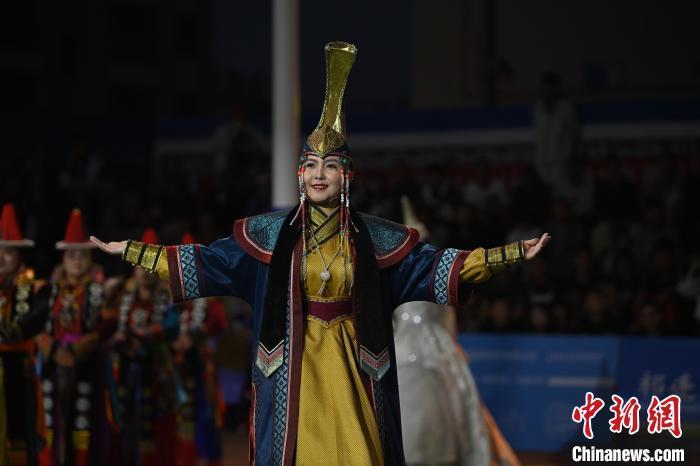 图为开幕式现场蒙古族服饰秀。李亚龙 摄 图为开幕式现场蒙古族服饰秀。李亚龙 摄