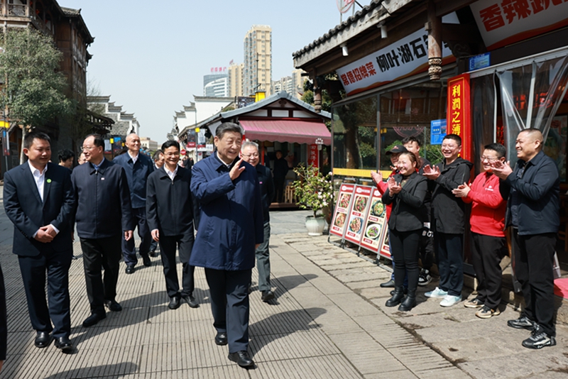 2024年3月19日上午,习近平在常德河街考察时,同店主和游客亲切交流。新华社记者 王晔 摄