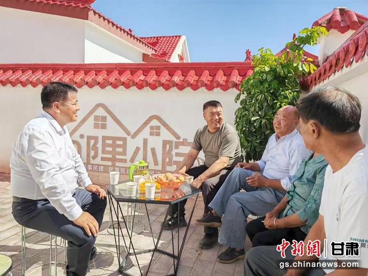 图为依托“邻里小院”议事模式开展议事活动,解决村民身边的热点难点问题。临泽县委宣传部供图 图为依托“邻里小院”议事模式开展议事活动,解决村民身边的热点难点问题。临泽县委宣传部供图