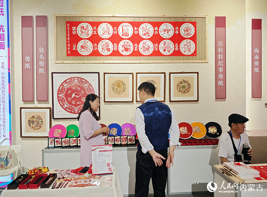 北疆非物质文化遗产精品展现场。人民网记者 刘艺琳摄