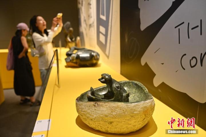图为该艺术展展陈的蛇纹石作品《河马池》。中新社记者 李亚龙 摄 图为该艺术展展陈的蛇纹石作品《河马池》。中新社记者 李亚龙 摄