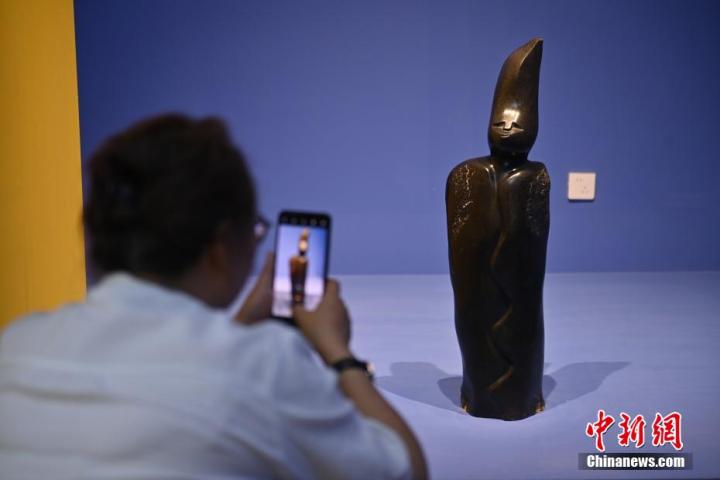 图为游客拍摄蛇纹石作品《贵妇人》。中新社记者 李亚龙 摄 图为游客拍摄蛇纹石作品《贵妇人》。中新社记者 李亚龙 摄